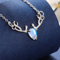 Collar con colgante de asta de ciervo y piedra lunar azul irisada