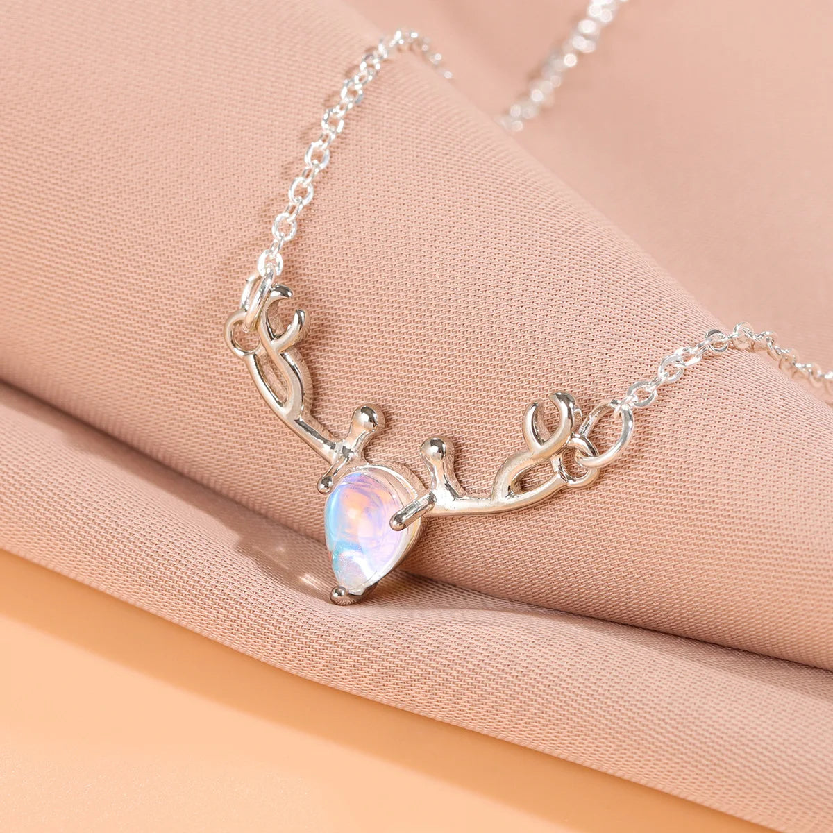 Collar con colgante de asta de ciervo y piedra lunar azul irisada