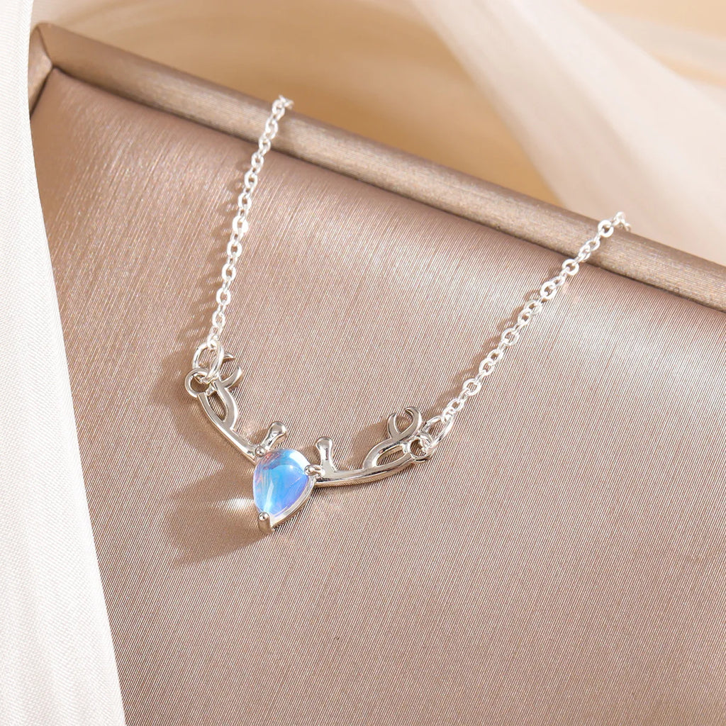 Collar con colgante de asta de ciervo y piedra lunar azul irisada