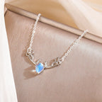 Collar con colgante de asta de ciervo y piedra lunar azul irisada
