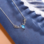 Collar con colgante de asta de ciervo y piedra lunar azul irisada