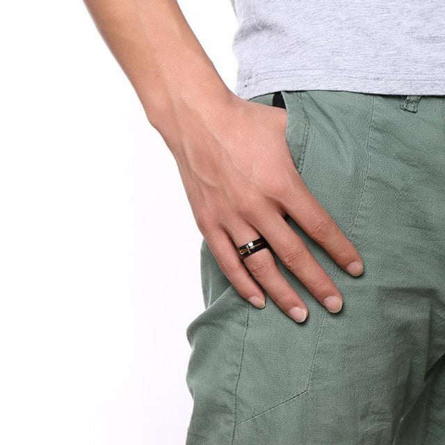 Anillo con motivo de cruz egipcia negro y oro