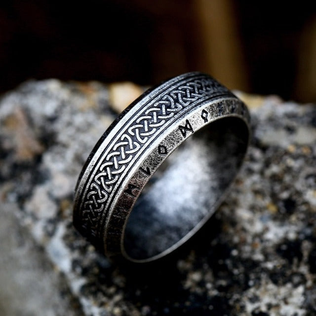 Anillo Vikingo Antiguo con Runas plateadas