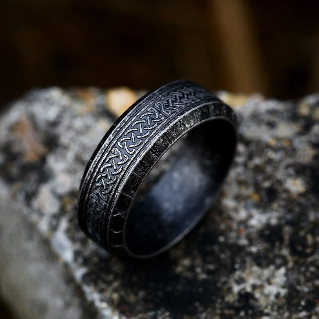 Anillo Vikingo Antiguo con Runas negras