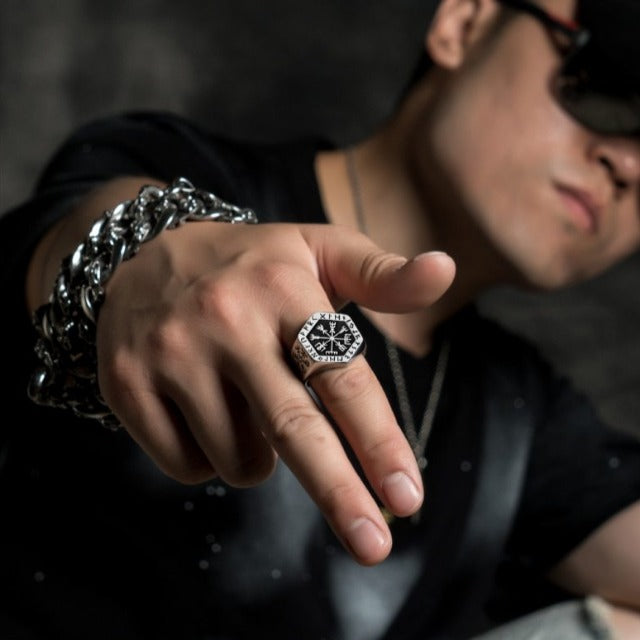 Anillo de plata para hombre con diseño de caballero vikingo