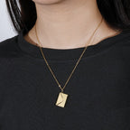 Collar con Colgante de Sobre de oro