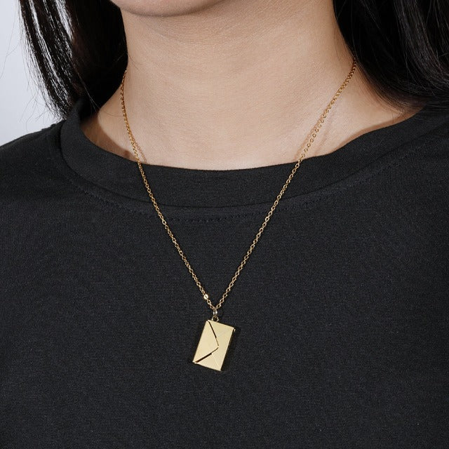 Collar con Colgante de Sobre de oro