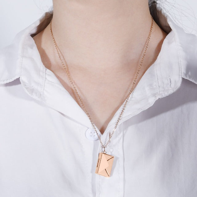 Collar con Colgante de Sobre de oro rosa