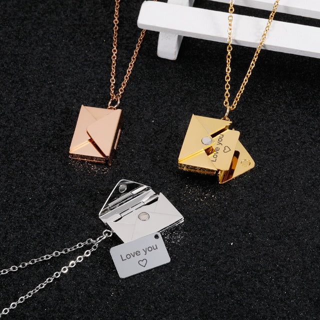 Collar con Colgante de Sobre