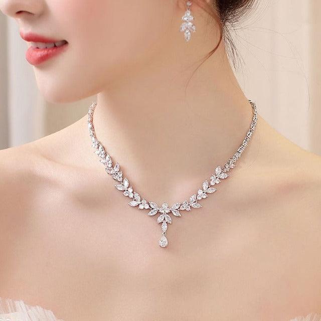 Conjunto de collar y pendientes de boda en plata