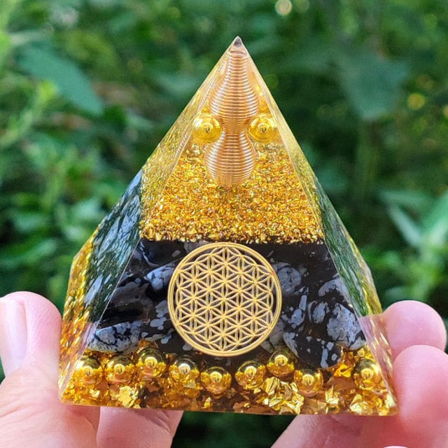 Pirámide Orgonite Protección & Meditación flor de la vida oro