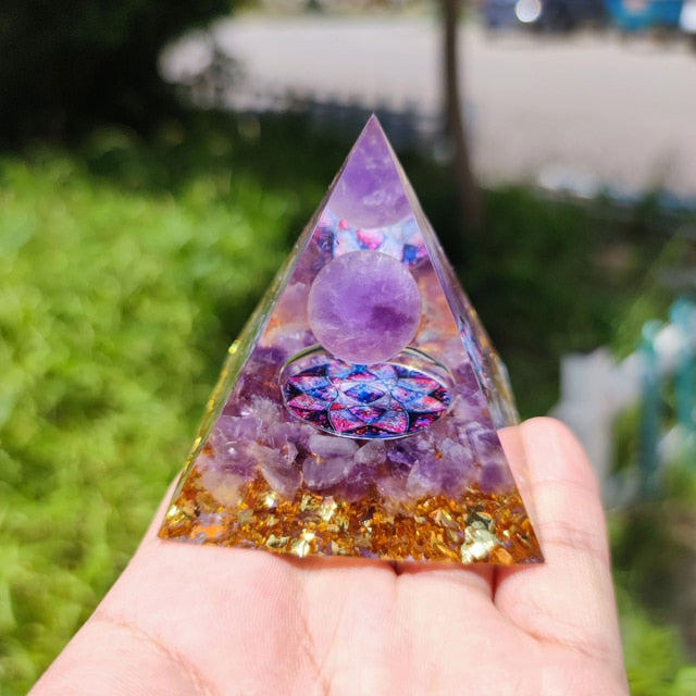 Pirámide Orgonite Protección & Meditación flor violeta